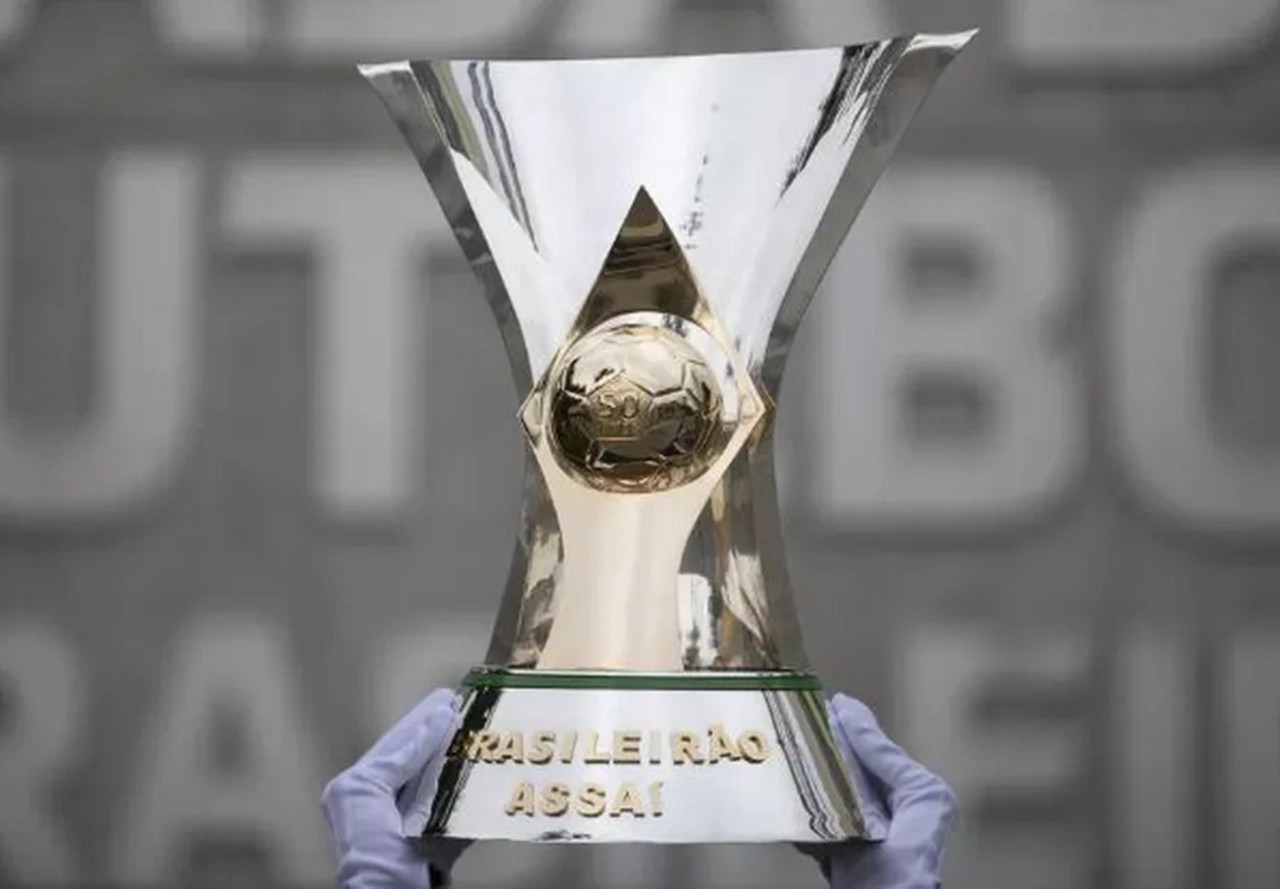 Taça da Série A do Campeonato Brasileiro que foi levantada pelo Botafogo em 2024