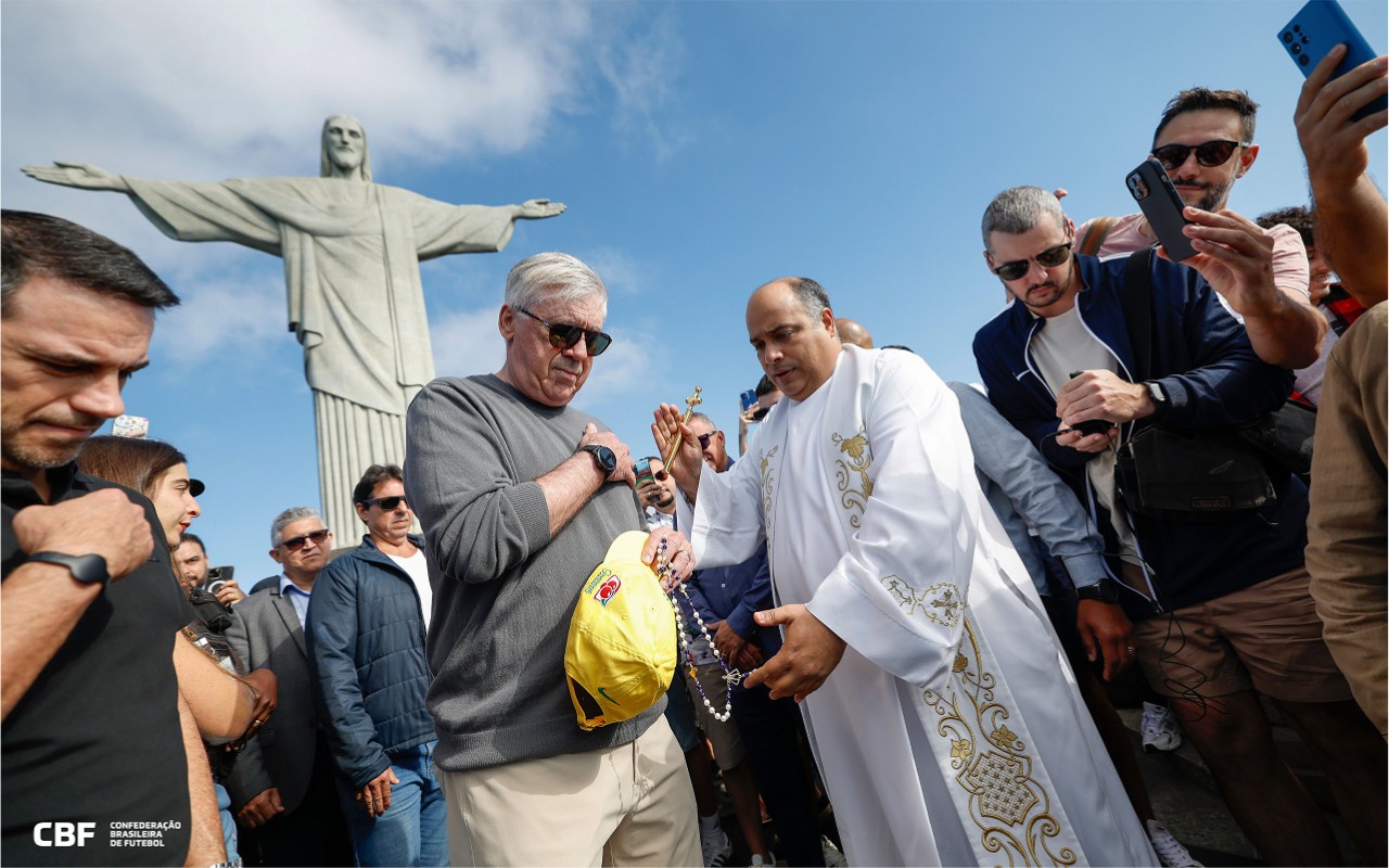 Carlo Ancelotti recebeu a benção do padre Omar