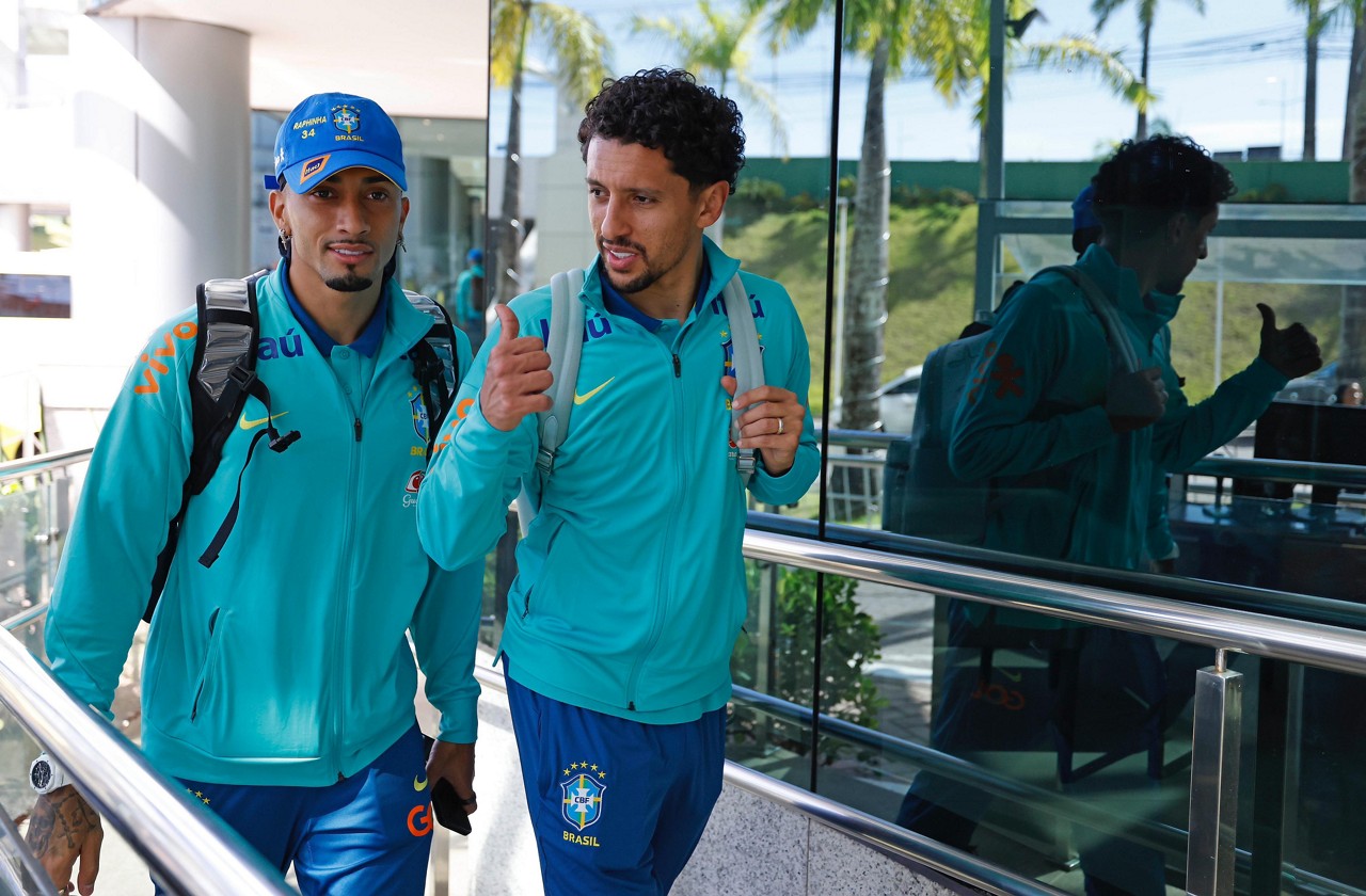Raphinha e Marquinhos chegam no hotel da seleção, em Salvador
