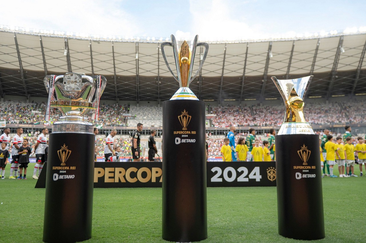 As taças do Brasileirão, da Supercopa e da Copa do Brasil, da esquerda para a direita