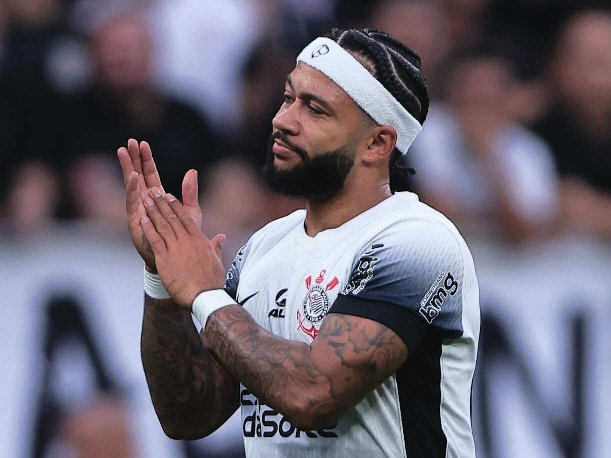 Corinthians amassa Atlético-GO na estreia de Memphis Depay
