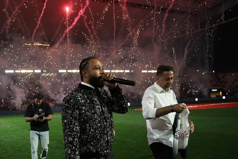 Dephay foi apresentado à torcida antes da vitória de 3 a 1 sobre o Juventude, na Copa do Brasil