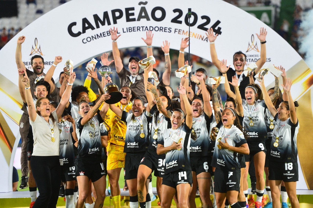 Jogadoras do Corinthians comemoram com seu troféu após vencer a final da Copa Libertadores 