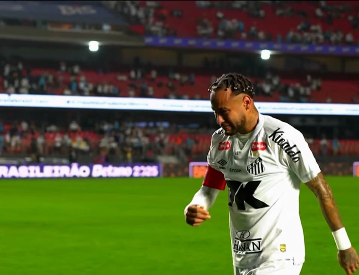 Apagado no jogo, Neymar deixou o campo chorando após o apito final, no MorumBIS