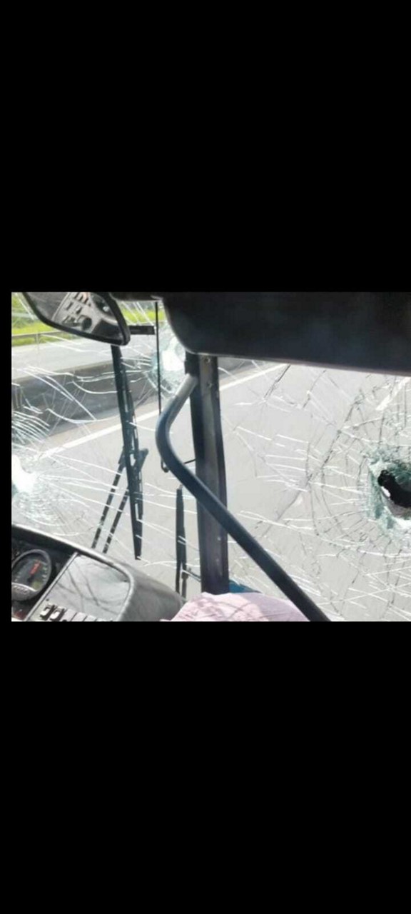 Detalhe das avarias no ônibus que levava torcedores do Athlético-PR
