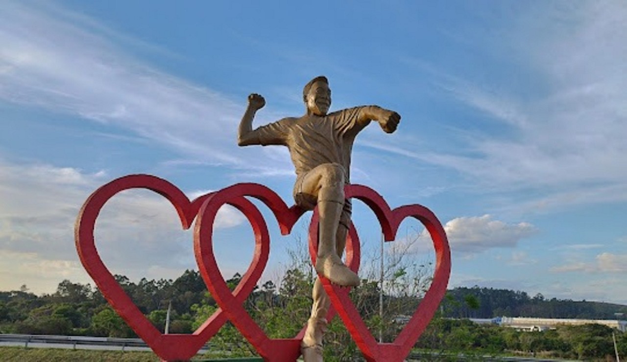 Estátua de Pelé, reproduzindo o famoso 'soco no ar', exposta em Três Corações