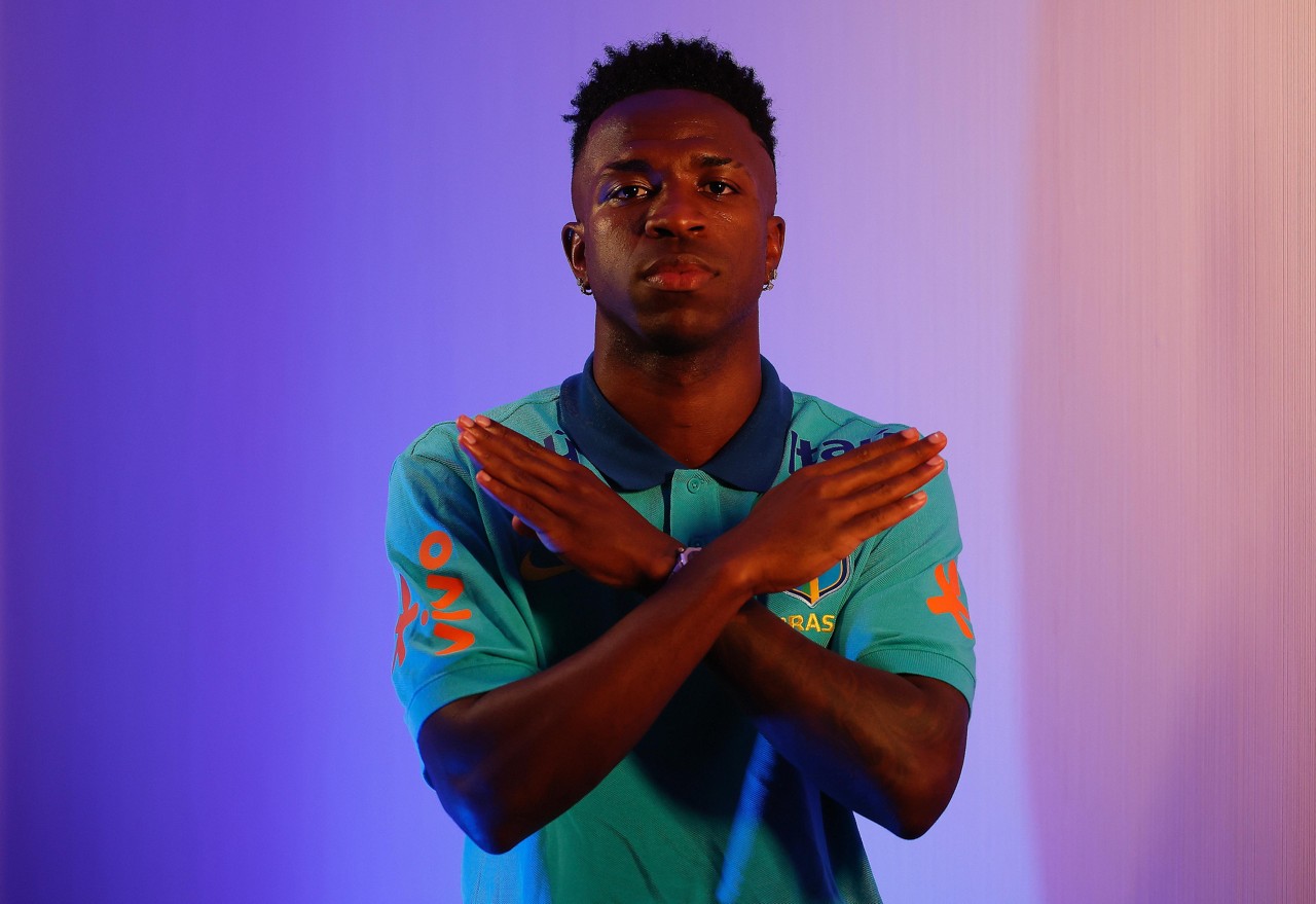 Vinicius Jr. faz o gesto antirracismo
