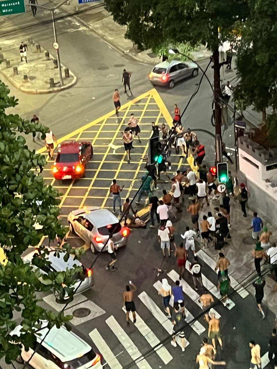 Torcedores brigaram em uma rua próxima ao Maracanã