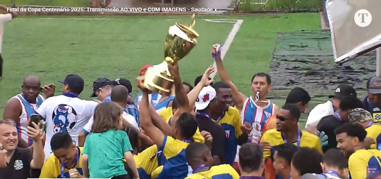 Time do bairro Saudade levanta a taça de campeão da Copa Centenário