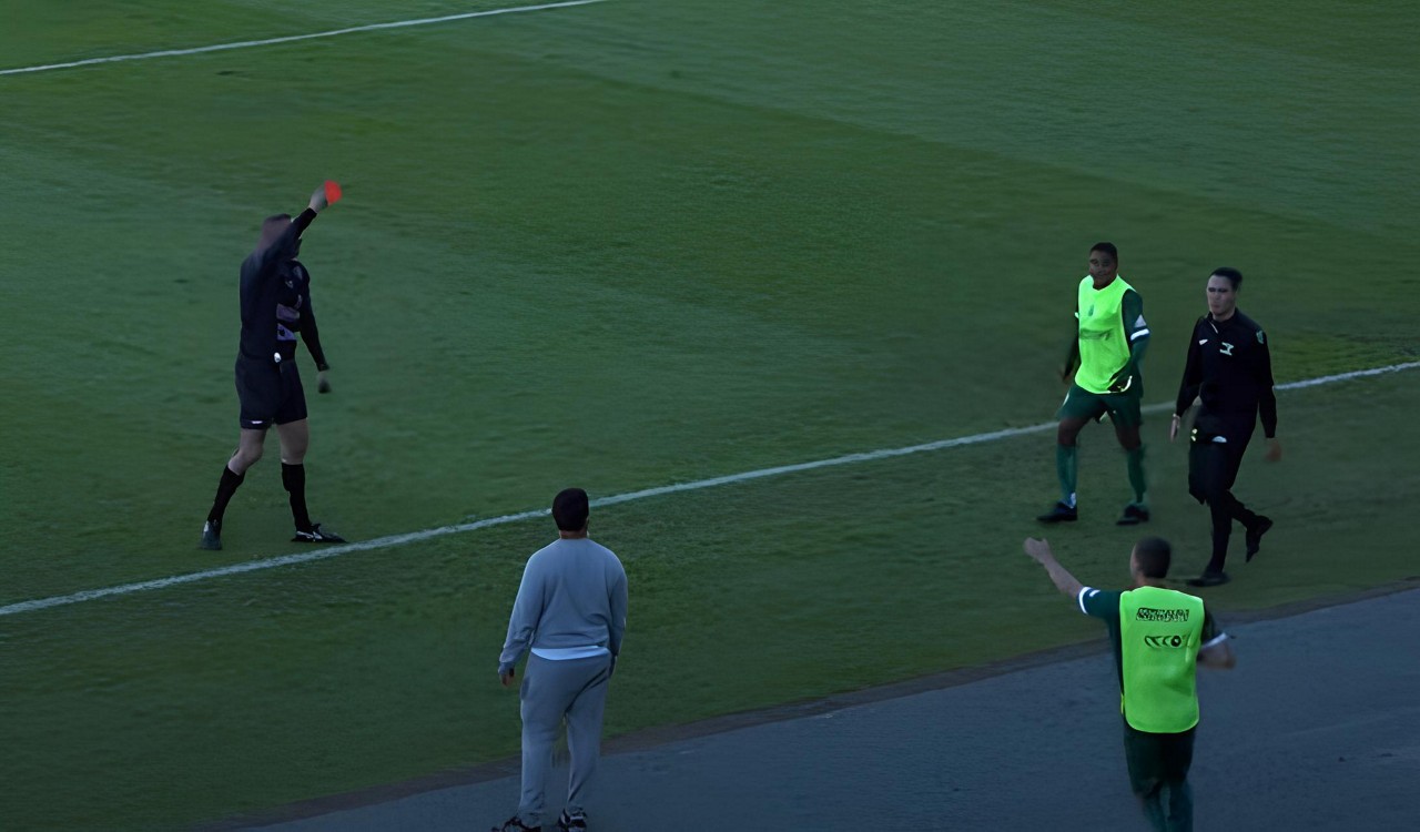 Momento da expulsão de Lucas por urinar em garrafa durante o jogo
