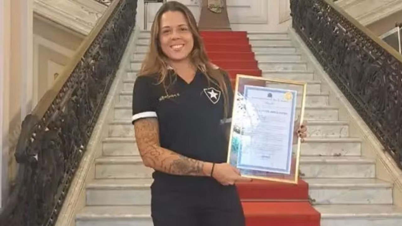 Neta de Nilton Santos foi homenageada pela Câmara dos Vereadores  