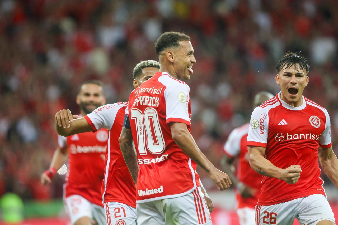 Inter bateu o Vitória por 3 a 1, em Porto Alegre, neste domingo (29)
