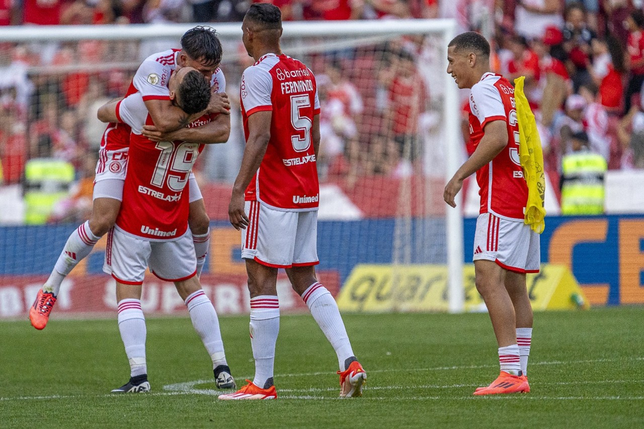 Jogadores do Internacional comemoram a vitória na partida entre Internacional e Grêmio 