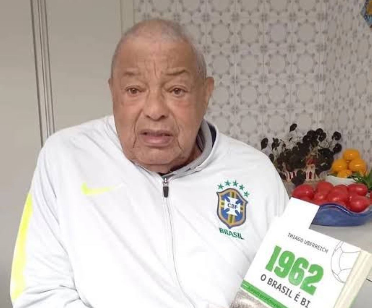 Jair da Costa em maio de 2023, com o livro do jornalista Thiago Uberreich sobre a Copa de 1962