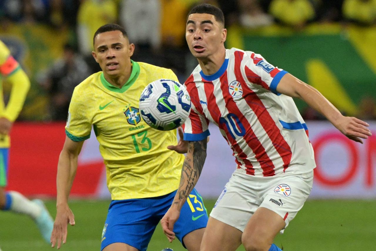 Jogadores de Brasil e Paraguai em jogo pelas Eliminatórias da Copa do Mundo 2026