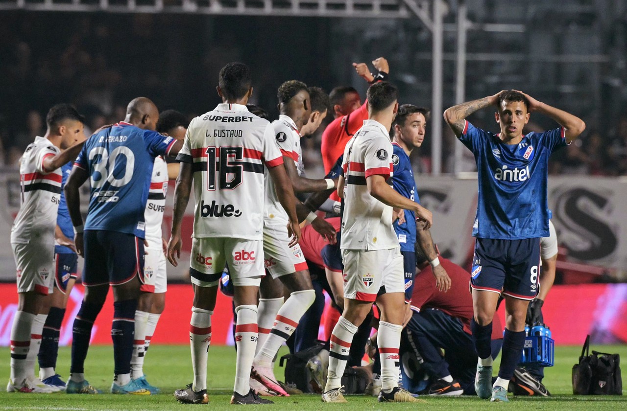 Atleta passou mal na noite de quinta-feira (22) durante partida entre São Paulo e Nacional pela Copa Libertadores