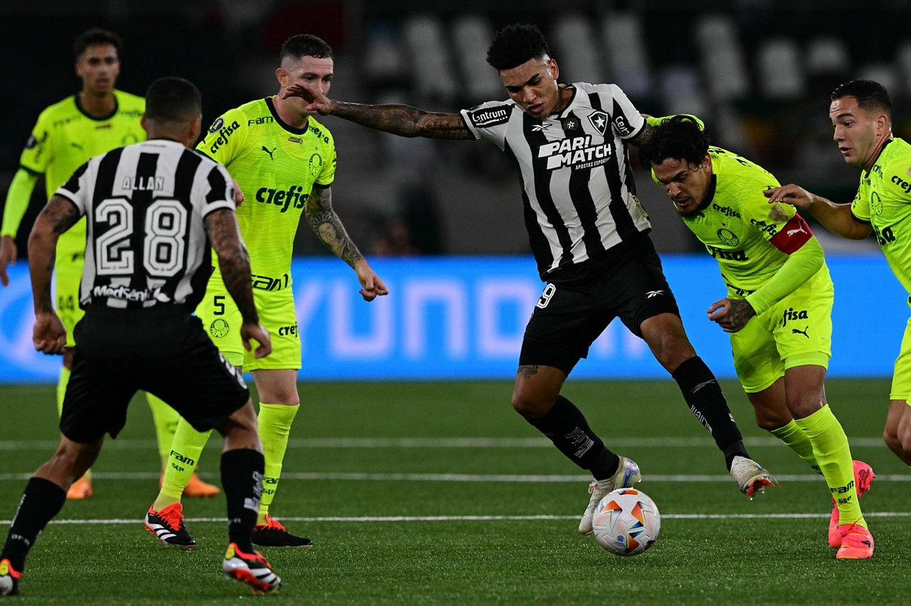 Botafogo's forward Igor Jesus (C) and Palmeiras' Paraguayan defender Gustavo Gomez (2nd R) fight for the ball during the Copa Libertadores round of 16 first leg all-Brazilian football match between Botafogo and Palmeiras at the Olimpico Nilton Santos stadium in Rio de Janeiro, Brazil, on August 14, 2024. (Photo by Pablo PORCIUNCULA / AFP)