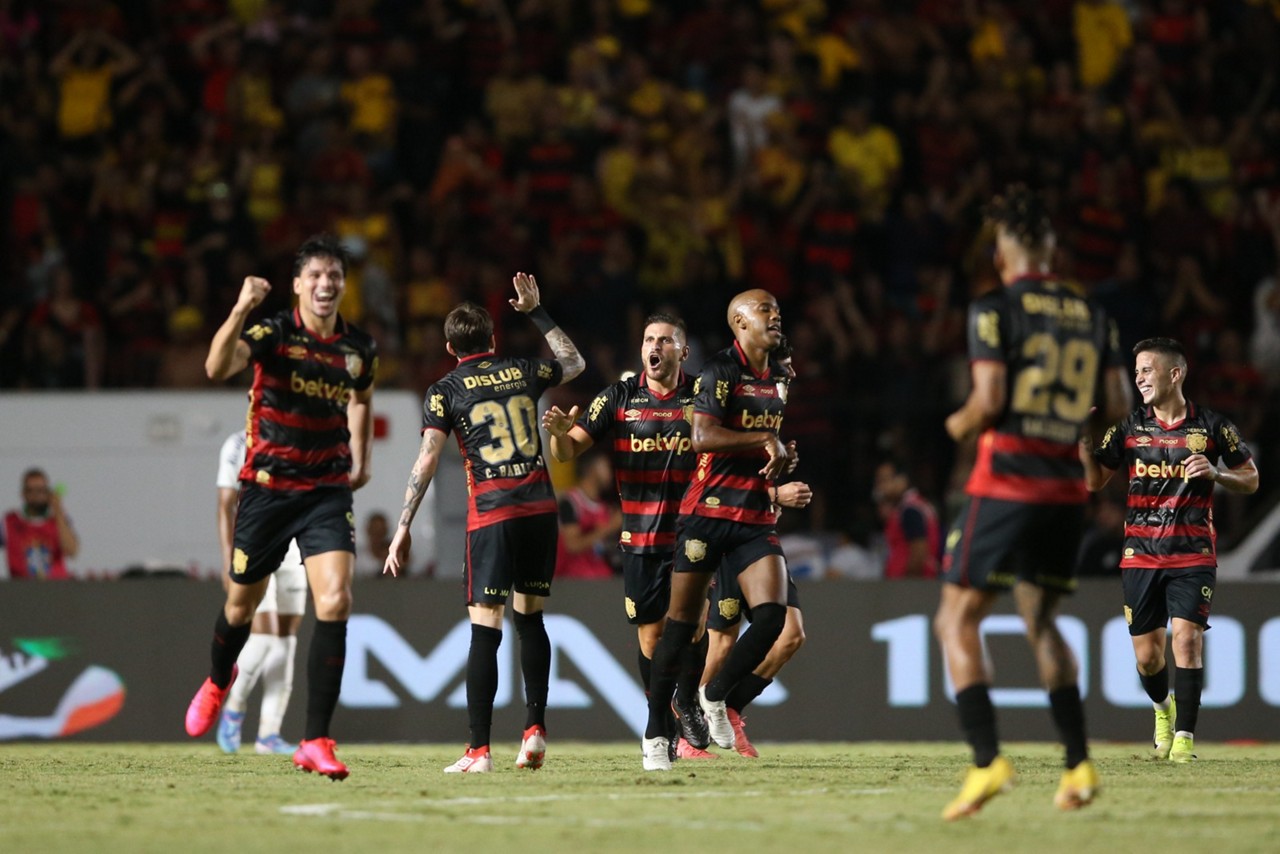 Jogadores do Sport comemoraram muito o acesso à Série A após a partida contra o Santos na Ilha do Retiro em Recife (PE)