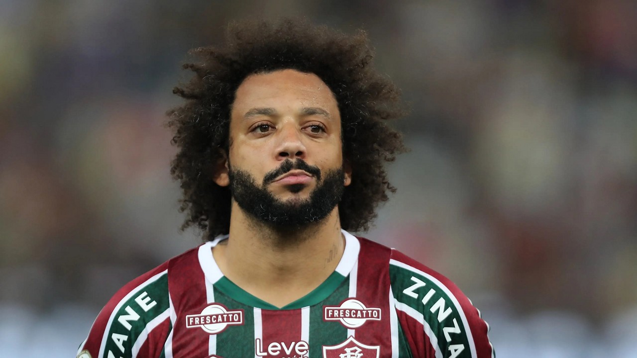 Marcelo aparece jogando 'pelada' com amigos após dispensa do Fluminense 