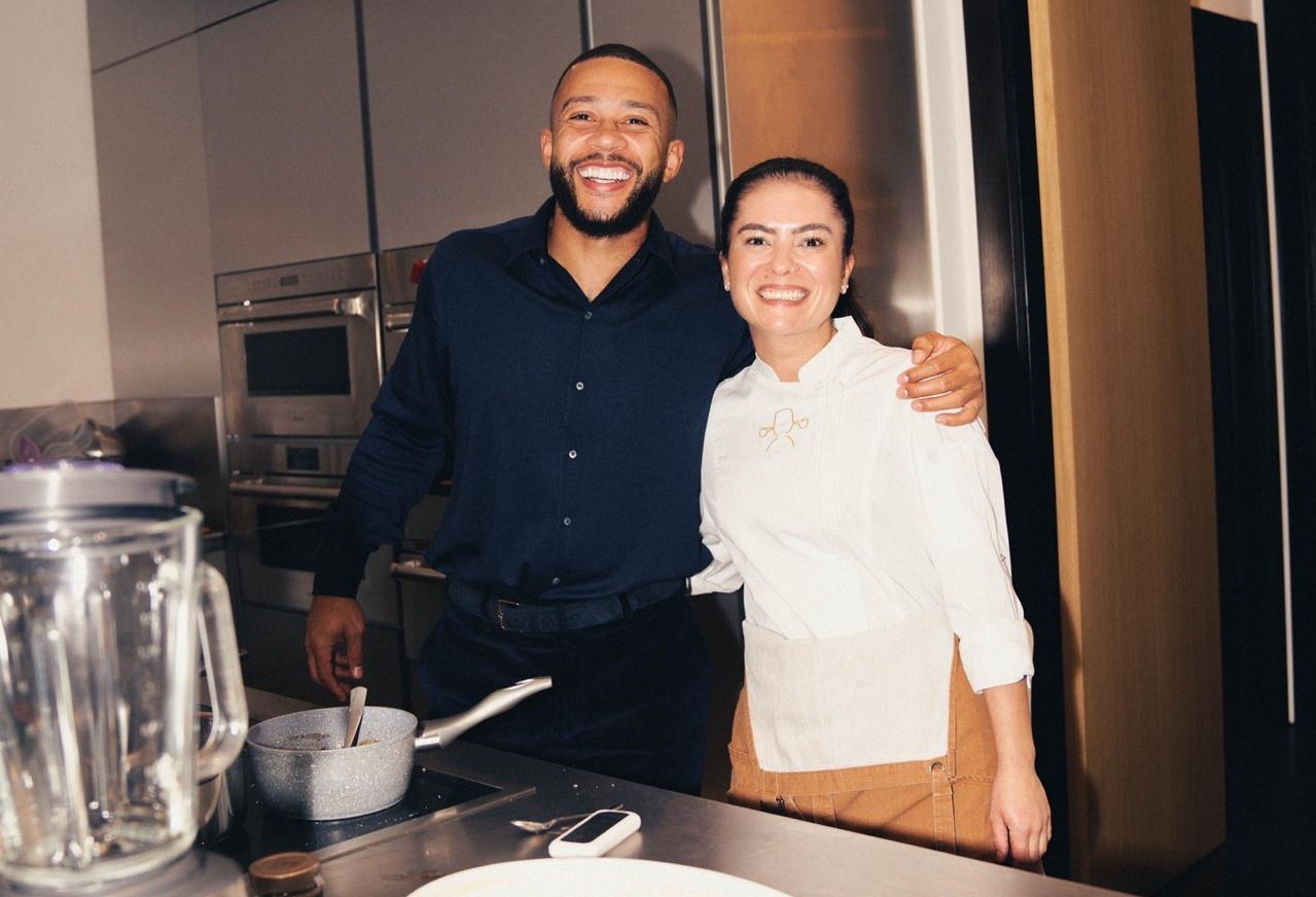 Paula Cardoso, chef de cozinha, ao lado de Memphis Depay 