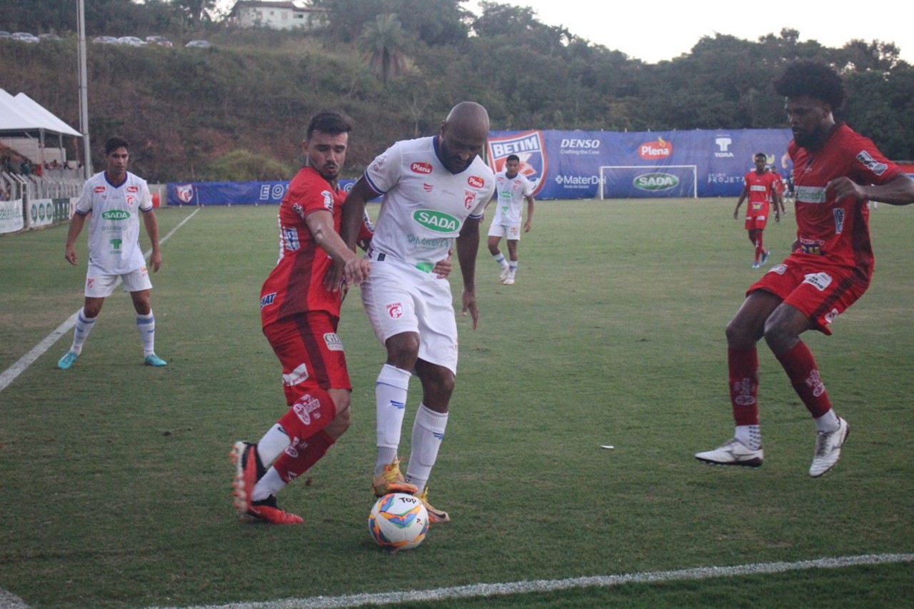 Atacante Paulo Henrique domina a bola diante da marcação durante jogo-treino do Betim
