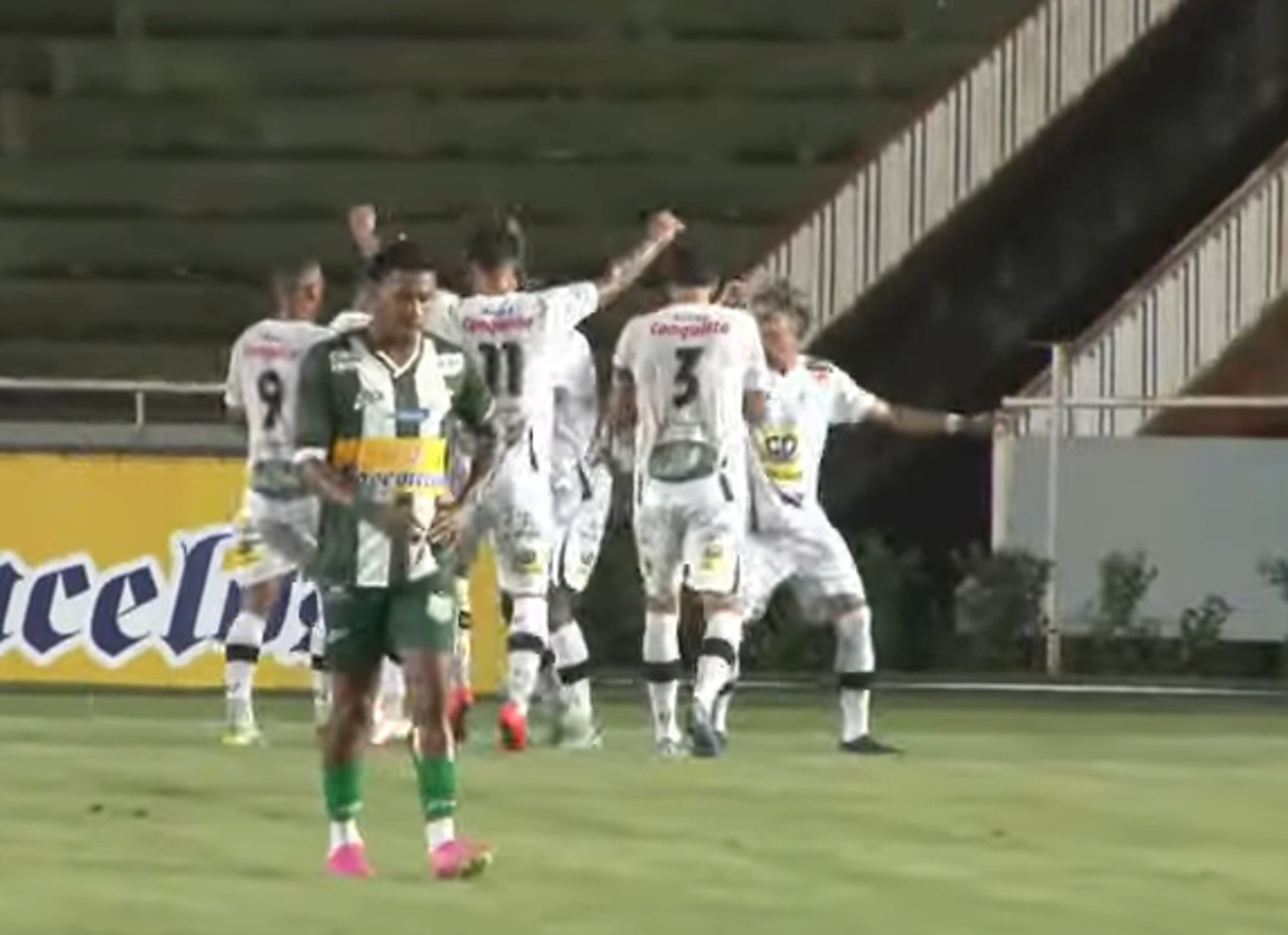Jogadores do Democrata de Governador Valadares comemoram gol da vitória sobre o Uberlândia