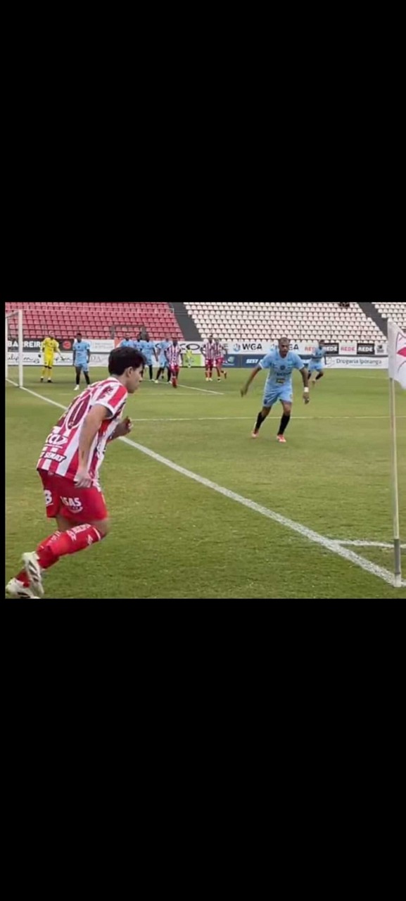 Jogador do Democrata Jacaré se prepara para cobrar escanteio durante a partida com o North, na Arena do Jacaré
