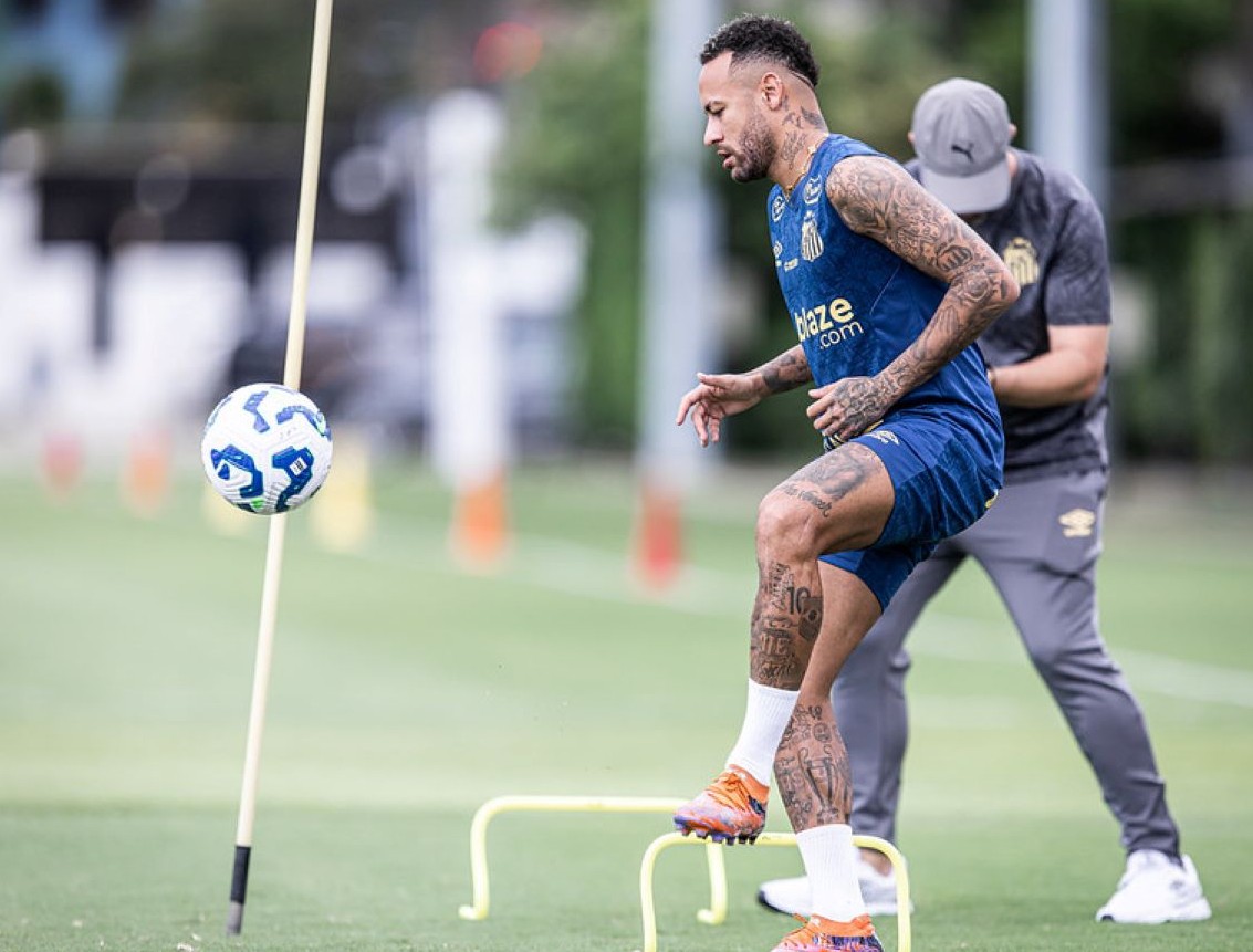 Neymar em treino após seu retorno para o Santos