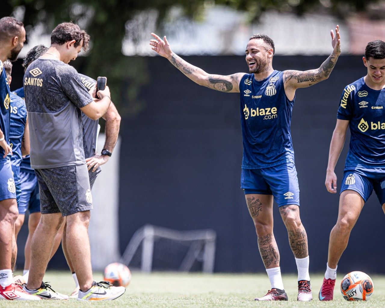 Na publicação compartilhada pelo Santos em seu perfil oficial do Instagram, Neymar aparece descontraído atrás de um dos gols do CT Rei Pelé