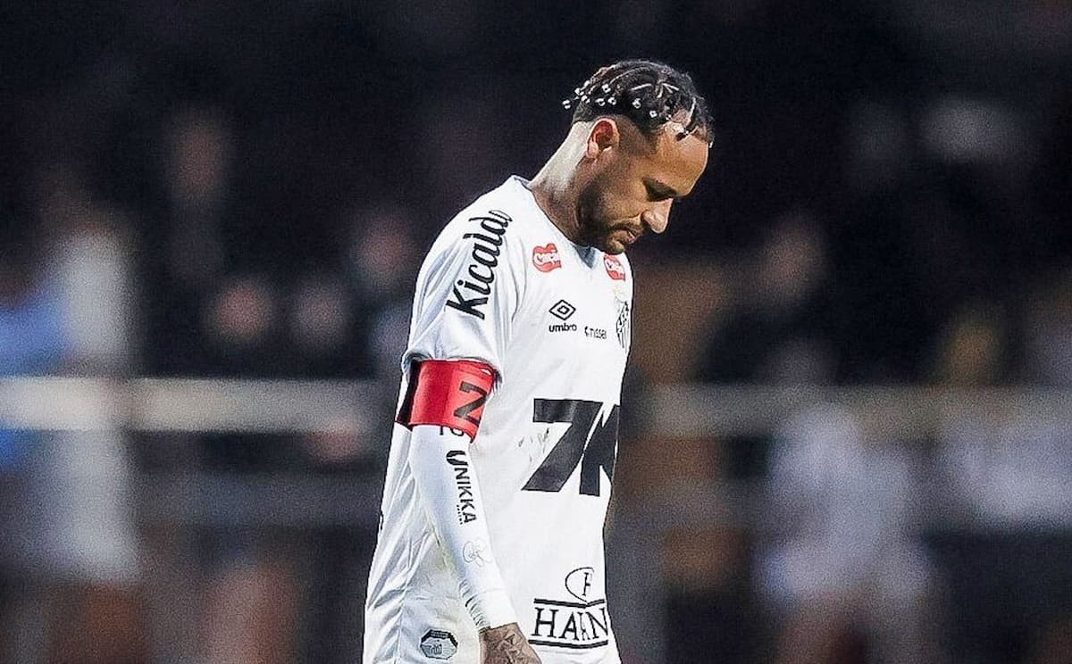 Neymar sofreu com a camisa do Santos a maior derrota da sua carreira, neste domingo (17)