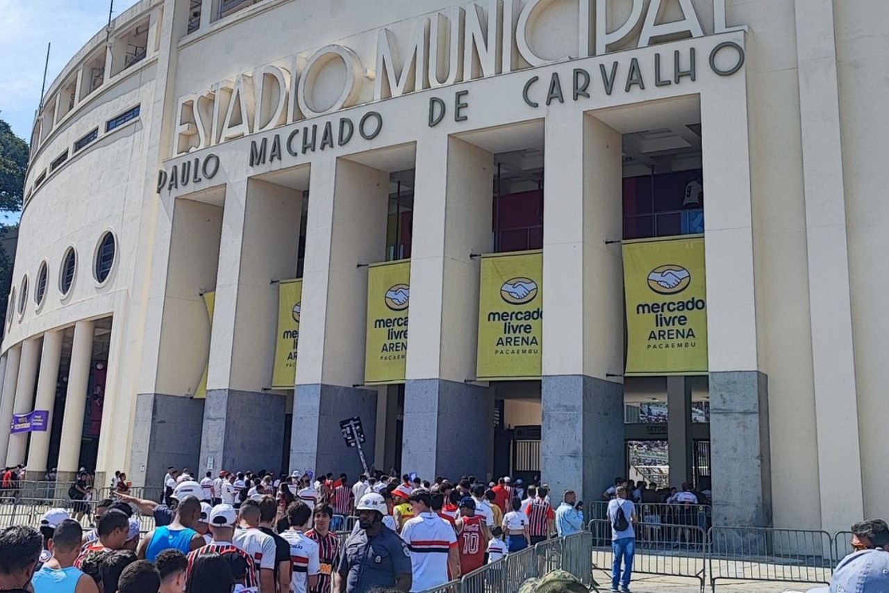 Muitos ficaram frustrados com a demora no acesso sob o sol forte