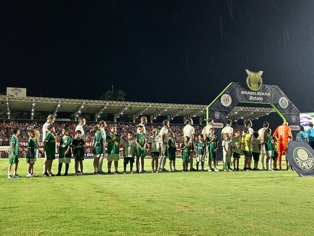 O resultado faz o Alviverde assumir a liderança da competição a três rodadas do fim, e o Dragão está rebaixado para a Série B