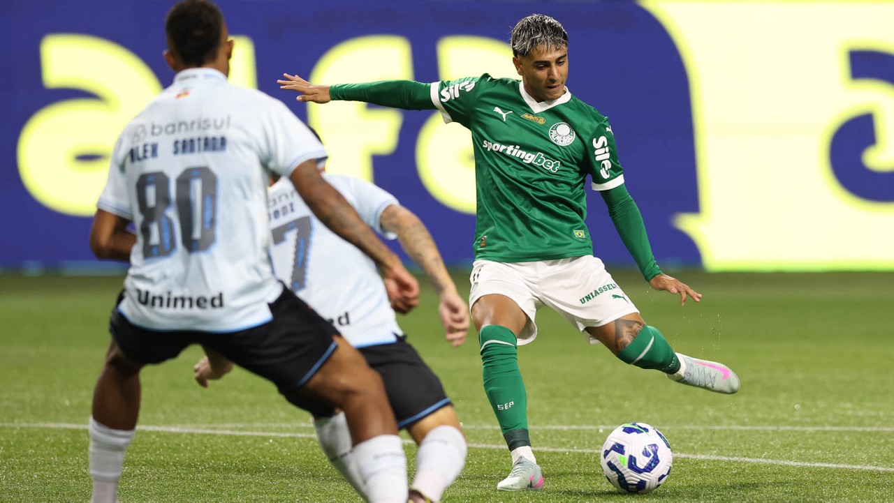 O jogador Facundo Torres, da SE Palmeiras, chuta para marcar seu gol contra a equipe do Grêmio FBPA, durante partida válida pela décima sétima rodada, do Campeonato Brasileiro, Série A, na arena Allianz Parque. (Foto: Cesar Greco/Palmeiras/by Canon)