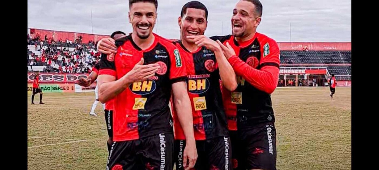 Jogadores do Pouso Alegre comemoram um dos gols da vitória sobre o Boavista, no Manduzão