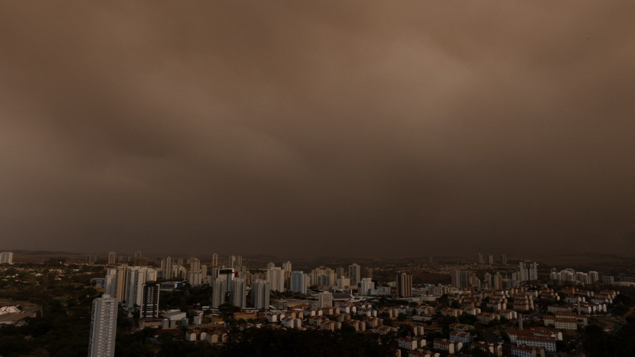 Fumaça encobre várias cidades do Brasil e da América do Sul
