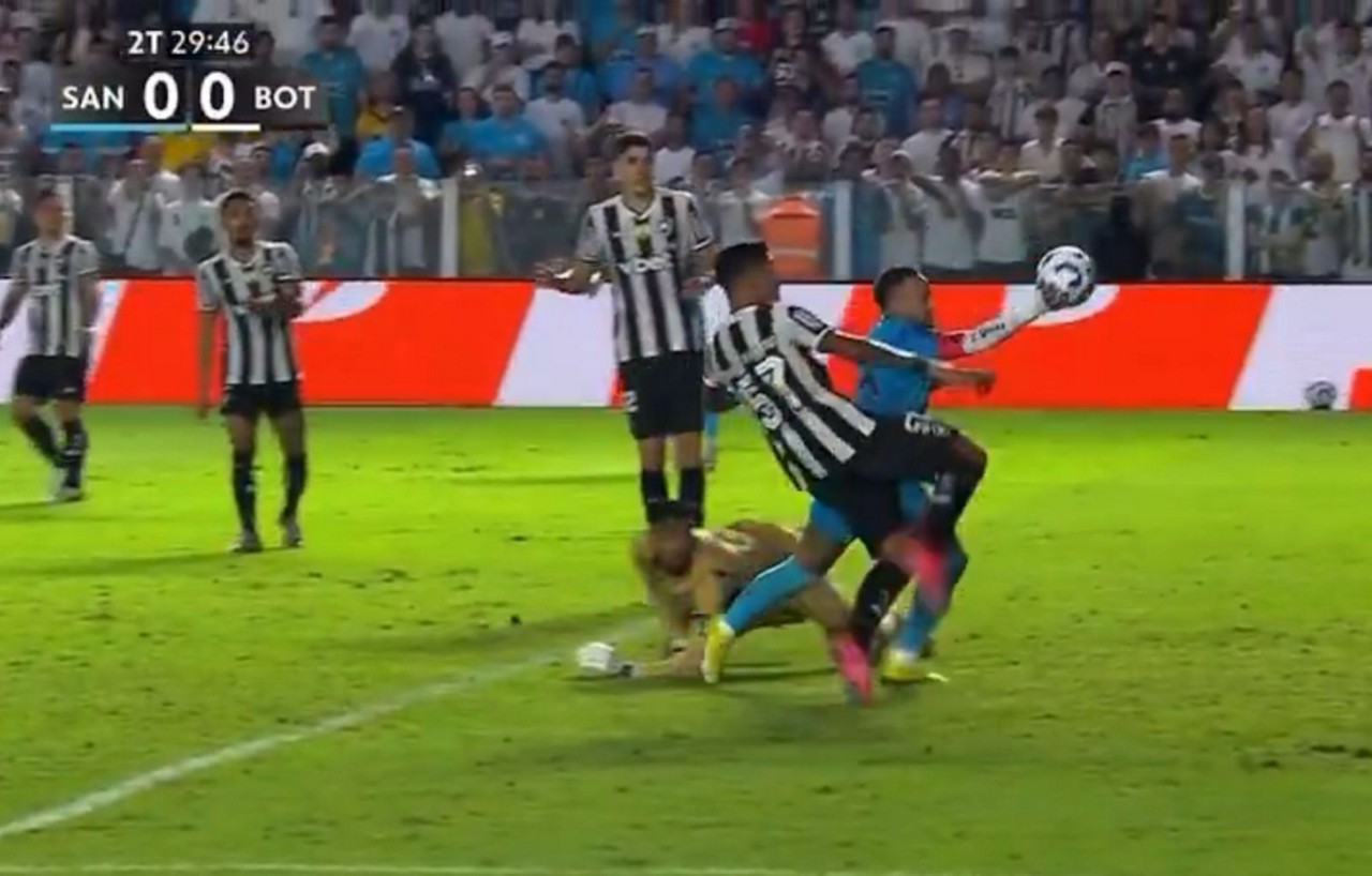 Momento em que Neymar coloca a mão na bola, lance que gerou para ele a expulsão no jogo entre Santos e Botafogo