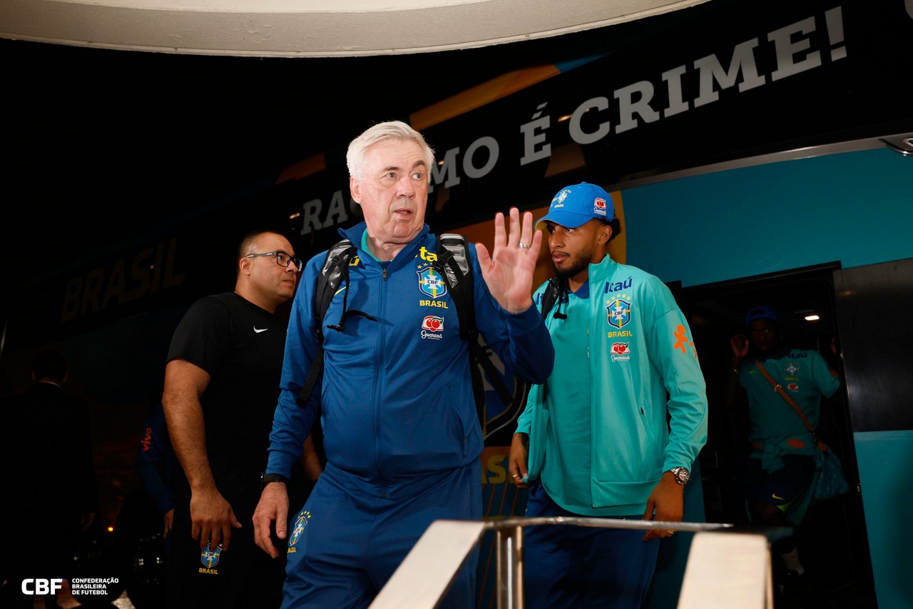 Carlo Ancelotti na chegada da seleção em Guayaquil
