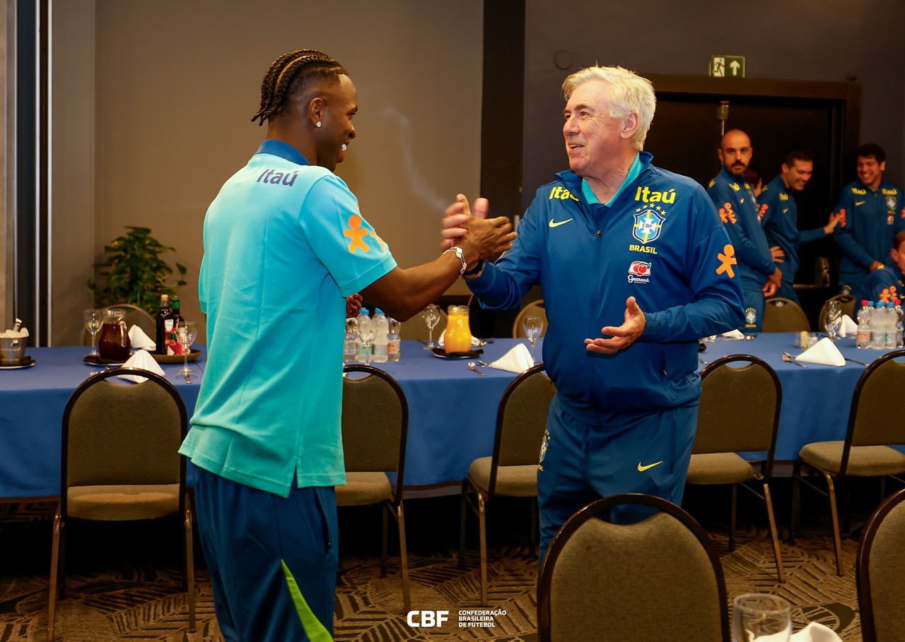 Vinicius Jr. e Carlo Ancelotti se cumprimentam em hotel em São Paulo