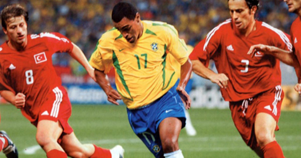Denilson em lance da Copa de 2002, contra a Turquia