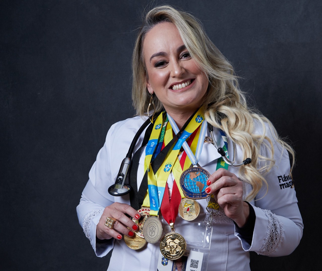 A médica Flávia Magalhães possui experiência no futebol e esteve na Seleção Brasileira