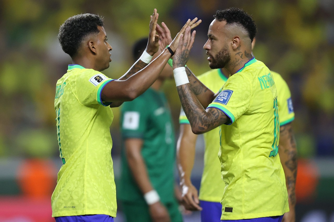 Rodrygo e Neymar atuando juntos na vitória contra a Bolívia, pelas Eliminatórias da Copa do Mundo 2026