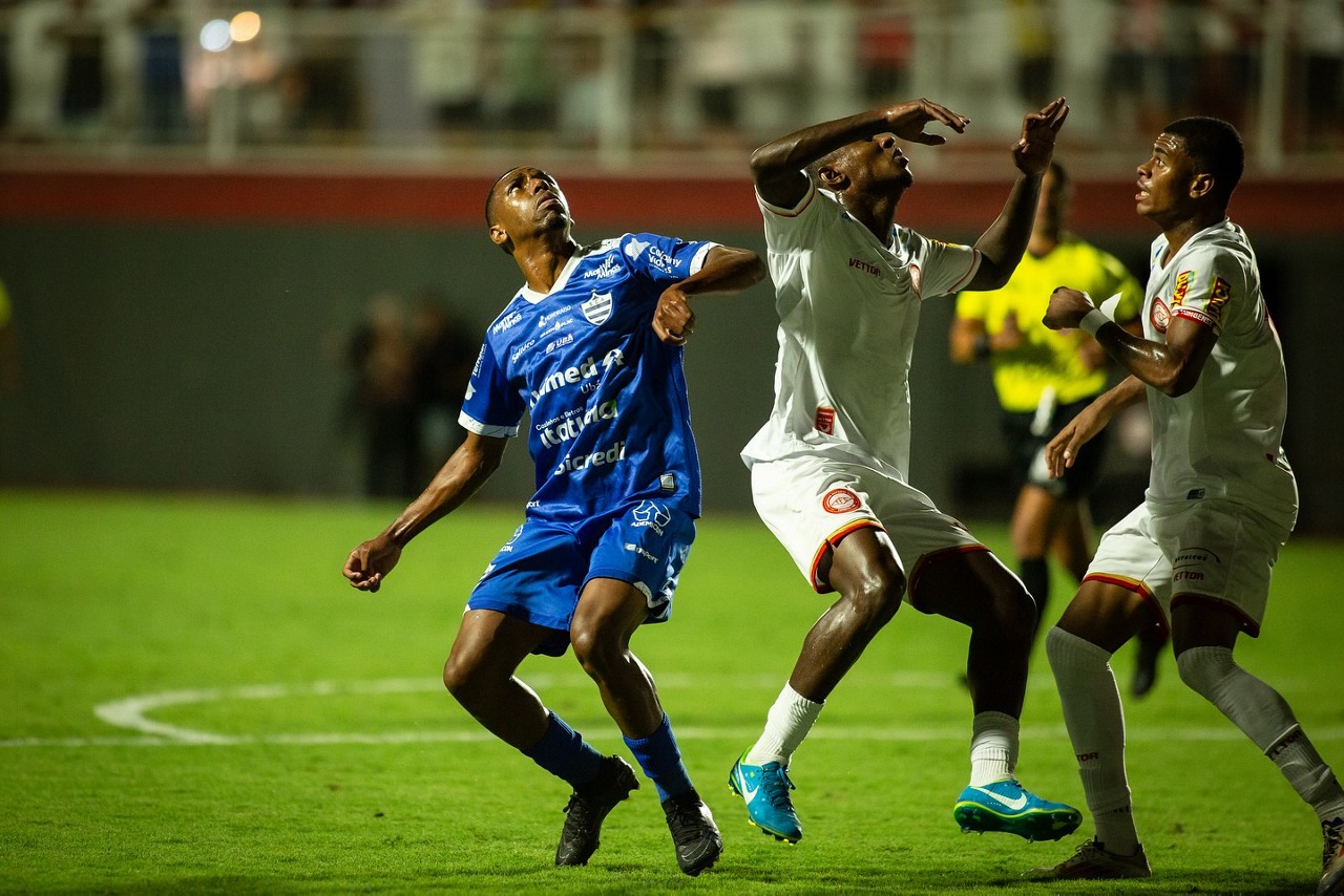 Tombense e Aymorés se enfrentaram na noite desta quarta-feira (5/2), pela sexta rodada do Campeonato Mineiro 
