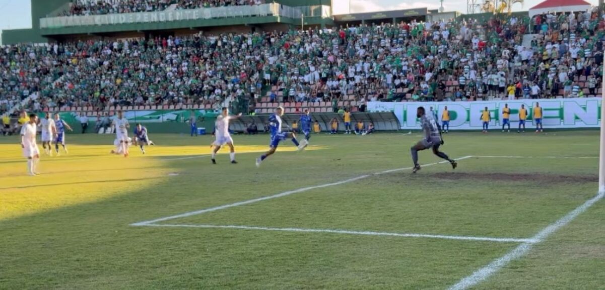 Torcida foi à loucura com gol do URT
