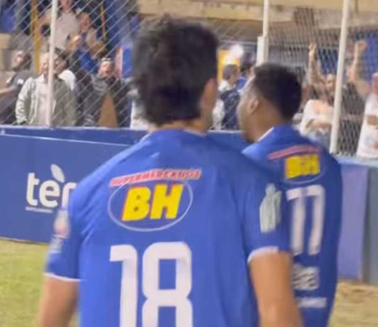 Autor do gol, Joãozinho (camisa 11) comemora com a torcida no Zama Maciel