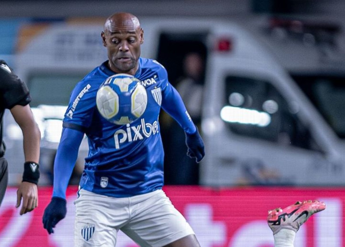 Vagner Love deixou repórter no vácuo para discutir com torcida do Avaí no jogo diante do Sport neste sábado (7)