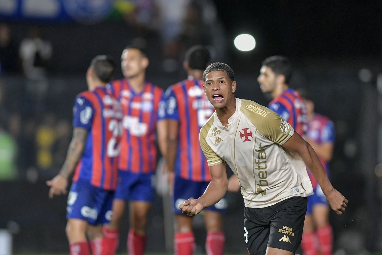 Jogador do Vasco comemora vitória sobre o Bahia