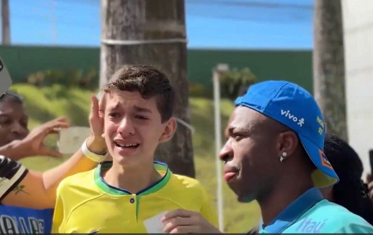 Torcedor se emocionou ao receber autógrafo e tirar foto com Vini Jr, em Salvador