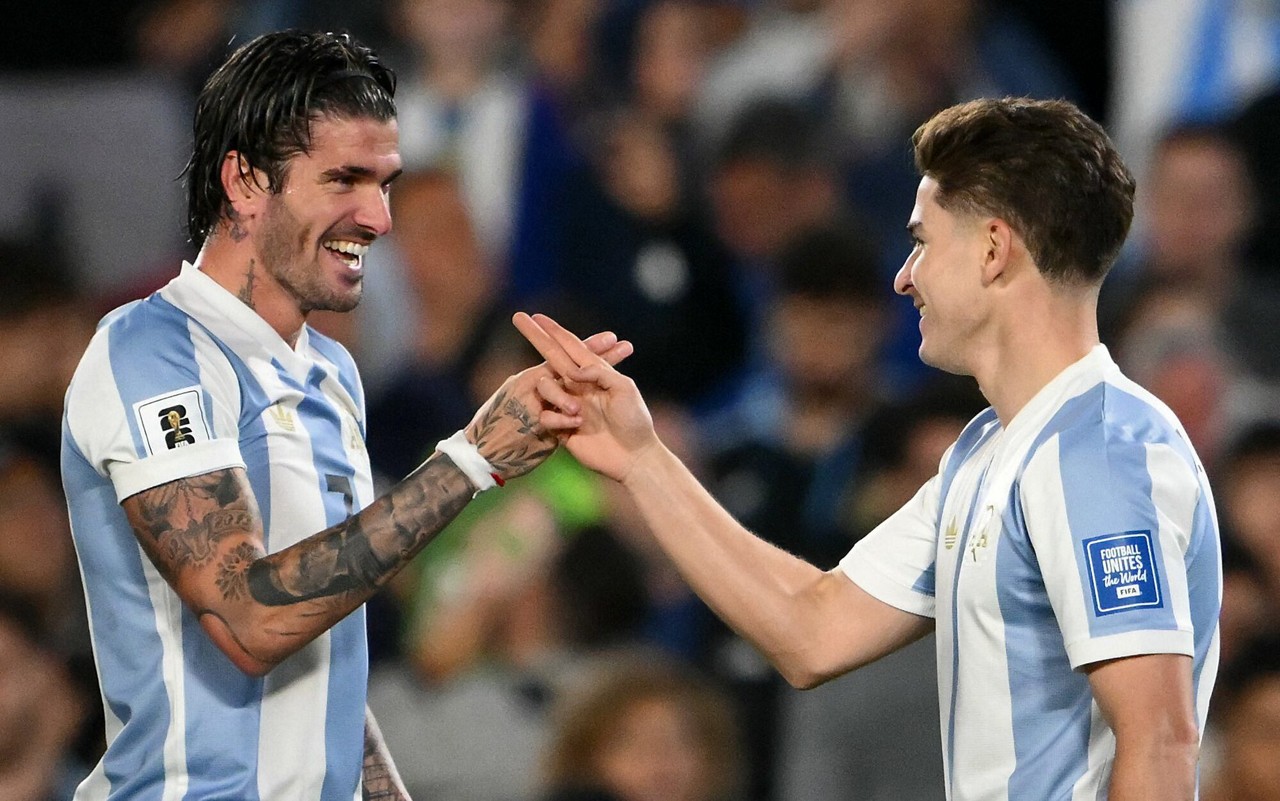 De Paul e Julian Álvarez comemorando gol pela Argentinha (Foto: AFP)
