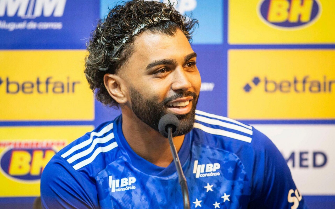 Gabigol em entrevista de apresentação pelo Cruzeiro (Foto: Fernando Moreno/AGIF)