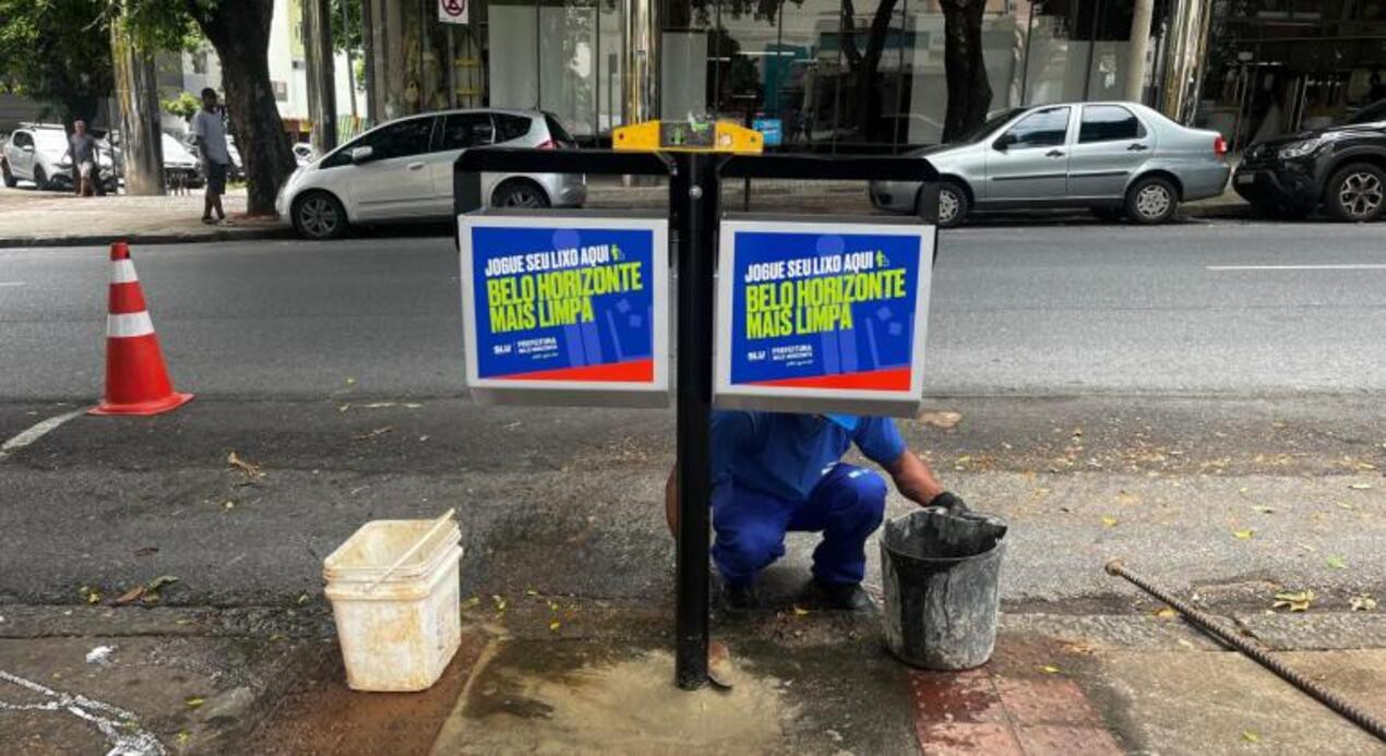 Lixeiras públicas em rua de Belo Horizonte